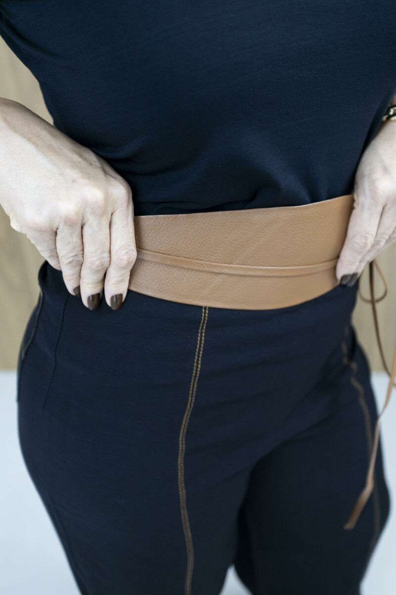 Imagem de Calça Evelyn Dominique - Preta Reta com Pesponto Marrom | Elegante e Atemporal